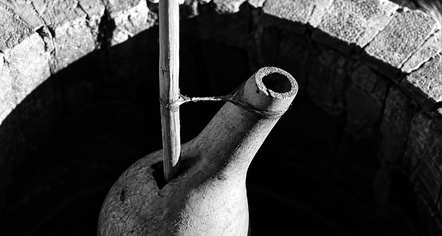 A chapi drawing wine from a qvevri